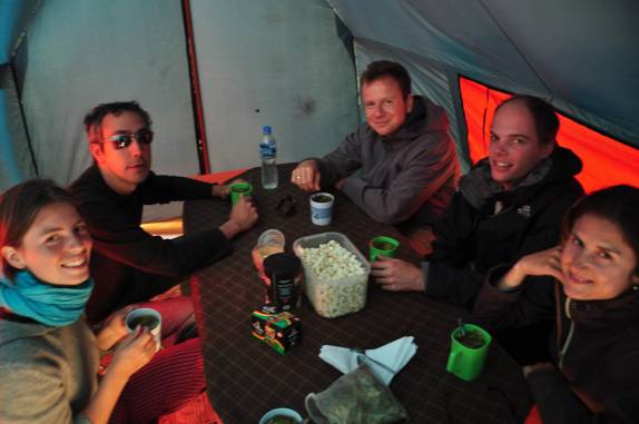 Hora do lanche na nossa barraca-restaurante na região da Cordillera Blanca, próximo à Huaraz - Peru